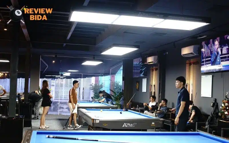 Không gian quán 99 Billiards Club 