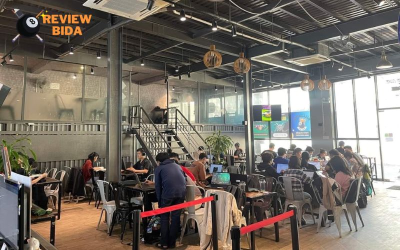 Tầng 1 của quán là không gian cafe