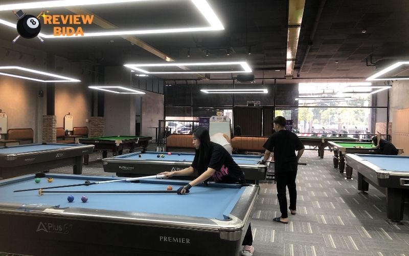 Không gian quán World of Pool Billiards Club 7 rộng rãi, mát mẻ