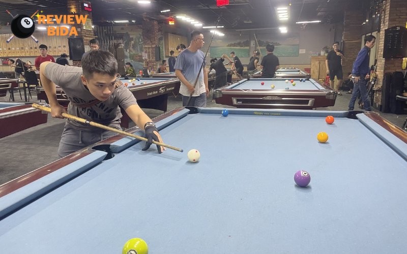 Khu vực chơi tại Billiards bida Rome được chia làm khu được hút thuốc và cấm hút thuốc