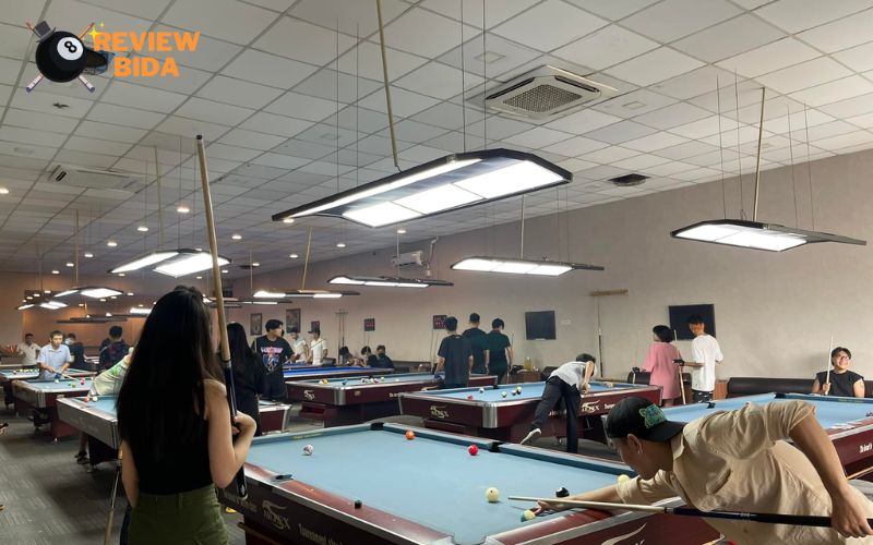 CLB bida Dubai Billiards Club Quận 9 được đông đảo bạn trẻ ghé đến