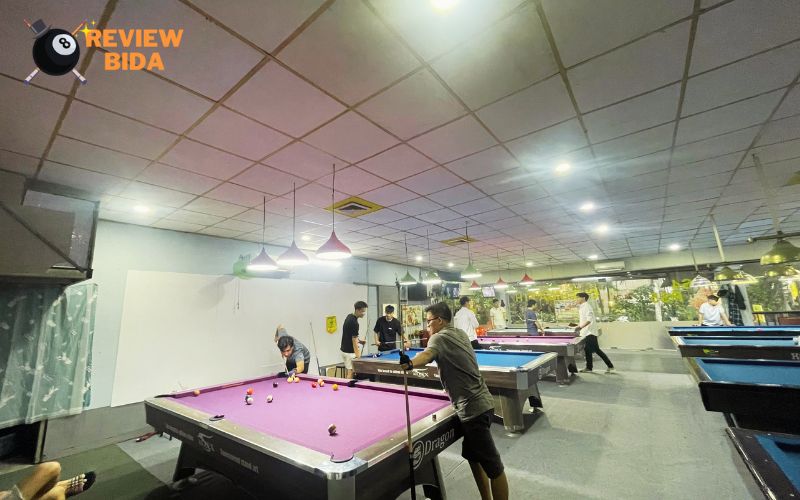 Nhiều bạn trẻ lựa chọn TTH Billiards Club & PS5 để trải nghiệm bida