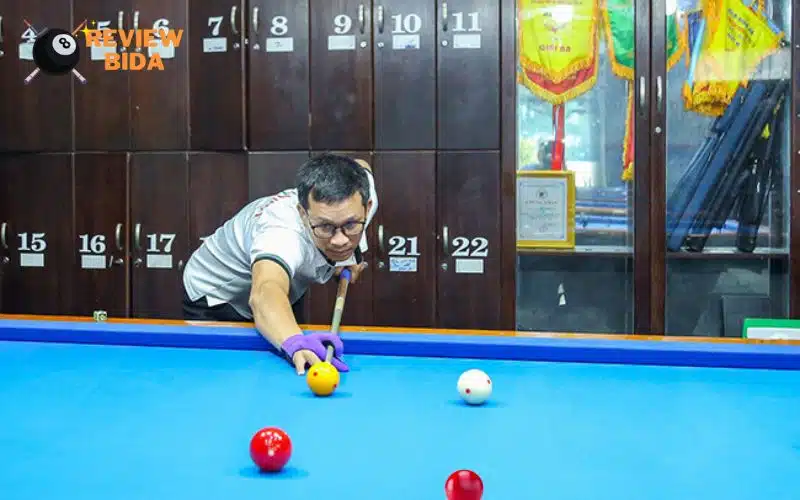 Cơ thủ Huỳnh Xuân Châu đến - một trong những tay cơ bida 4 bi hàng đầu Việt Nam