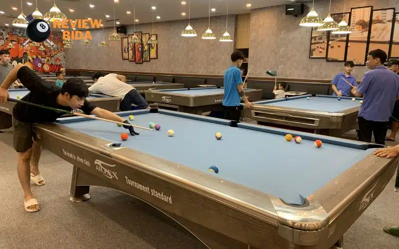 Bàn xịn và cơ carbon tại quán Billiards 88 