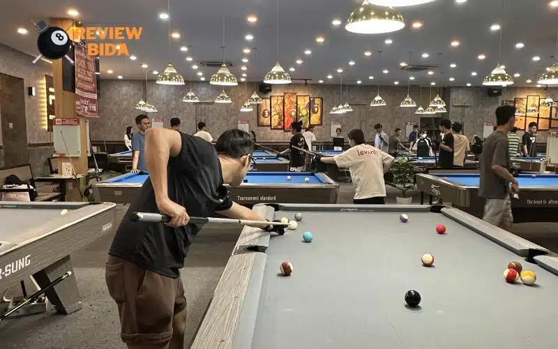 Không gian sáng sủa, rộng thoáng của quán Billiards 88