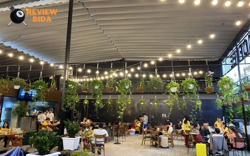 Không gian cafe rộng rãi phía trước khu vực bida