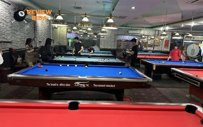 Đội ngũ nhân viên tại Billiards Duy Tân được đào tạo bài bản