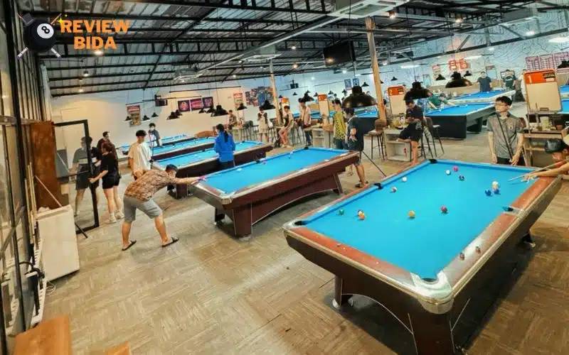 Không gian quán 86 Billiards Club rộng rãi, thoải mái