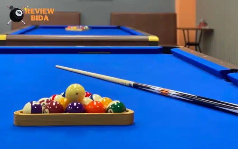 Bàn bi và cơ tại quán Bon Billiards Club