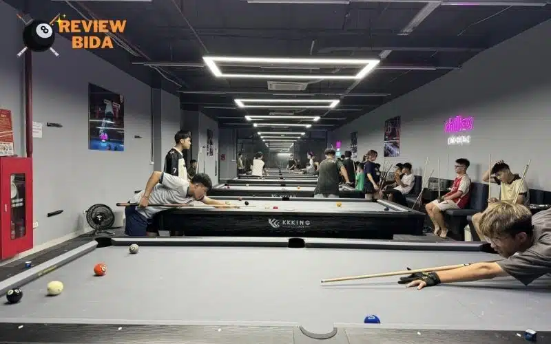 Không gian clb Aqua Billiards được trang bị đầy đủ các bàn chơi chuẩn quốc tế