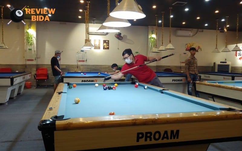 Cơ sở Legends Billiards rộng rãi, thoáng mát với nhiều bàn bi da