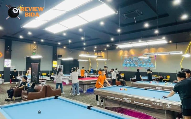 Cách phục vụ tận tình của nhân viên tại câu lạc bộ bida MrQ Pool Hall