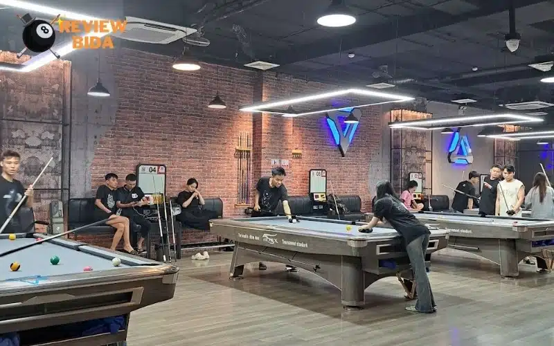 Nhân viên làm việc tại Meow Billiards Club Đà Nẵng luôn sẵn sàng hỗ trợ khách hàng