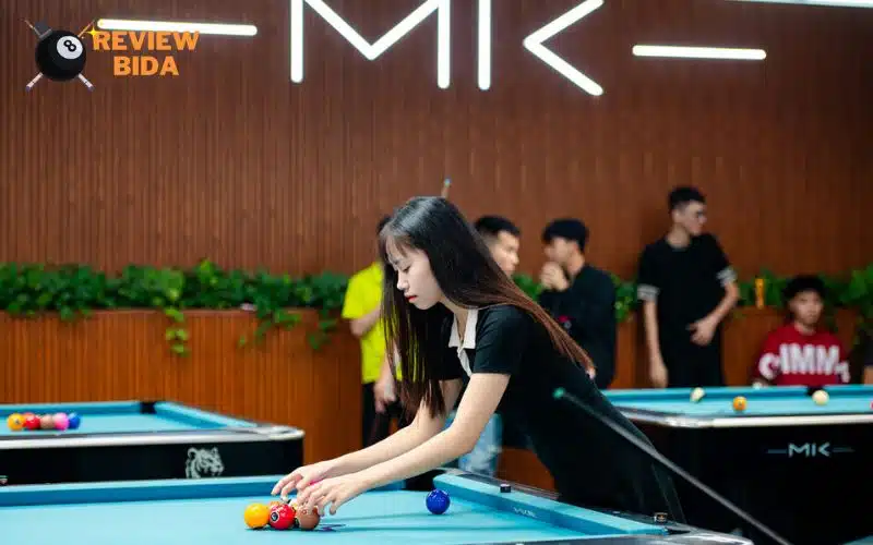 Khu vực chơi bida tại NIZ Billiards Club rộng rãi, thoáng mát