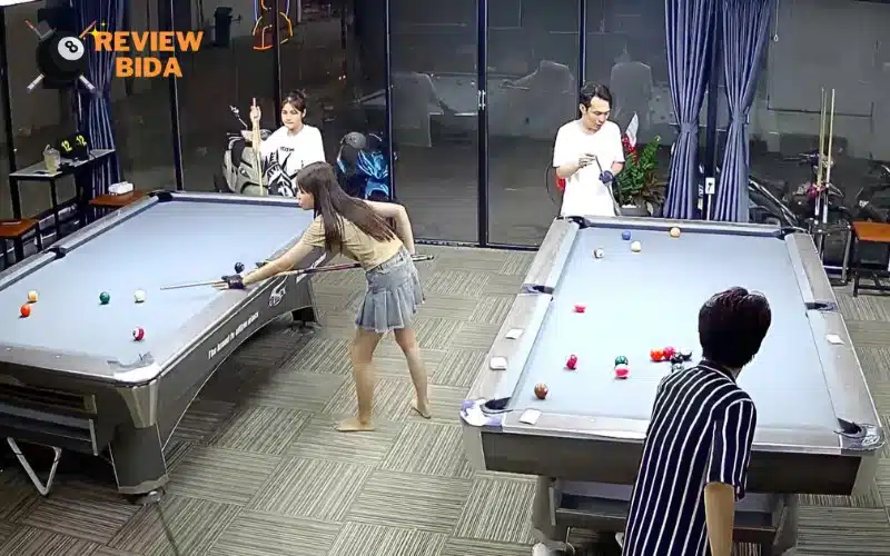 Người chơi trải nghiệm dịch vụ và tiện ích tại ADAM Billiard